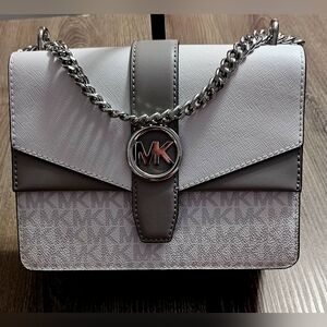 Authen. Michael Kors Greenwhich small signature logo crossbody gray/white/silver